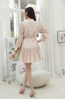 فستان قصير سادة بحزام في الوسط