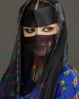 طرحة بطرف ذهبي