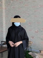 عباية بقماش عملي وكم قماش اسود مطفي