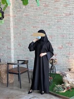 عباية بقماش عملي وكم قماش اسود مطفي