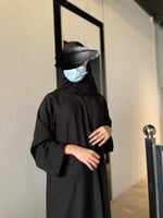 عباية بجيوب وكلفه بسيطه على الكم والجيوب