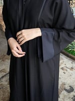 عباية بقماش عملي وكم قماش اسود مطفي