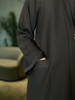 عباية بجيوب وكلفه بسيطه على الكم والجيوب