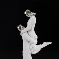 مجسم رومانسي باللون الابيض