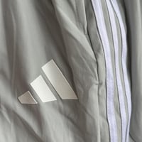 طقم تدريب شتوي بايرن ميونخ 2025-2026 ضد الماء ابيض