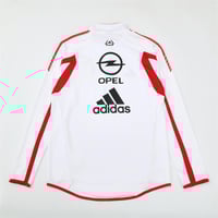 سويتر ميلان ابيض