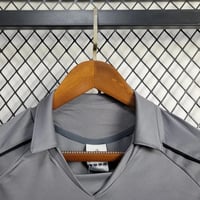 طقم ريال مدريد موسم 2005-2006 رمادي