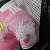 طقم ريال مدريد نسخة خاصة 2025-2026 وردي