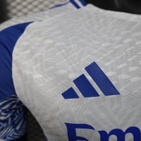 طقم ريال مدريد نسخة خاصة 2025-2026 ابيض