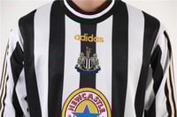 طقم نيوكاسل يونايتد موسم 1998-1999 كم طويل