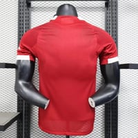 طقم ليفربول الاساسي 2025-2026