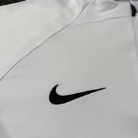 طقم تدريب شتوي سبورتنغ لشبونة 2023-2024 ابيض