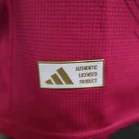 طقم ريال مدريد نسخة خاصة 2025-2026 وردي.