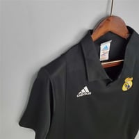 طقم ريال مدريد موسم 2001-2002 اسود