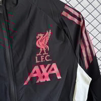طقم تدريب شتوي ليفربول 2025-2026 ضد الماء اسود