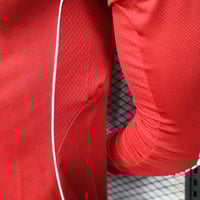 طقم ليفربول الاساسي 2025-2026 كم طويل