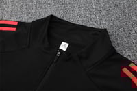 طقم تدريب شتوي بايرن ميونخ 2025-2026 اسود