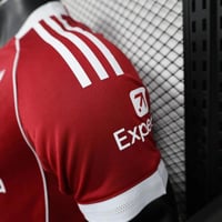 طقم ليفربول الاساسي 2025-2026