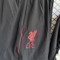 طقم تدريب شتوي ليفربول 2025-2026 ضد الماء اسود