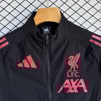 طقم تدريب شتوي ليفربول 2025-2026 ضد الماء اسود