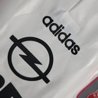 طقم بايرن ميونخ موسم 1996-1998 ابيض