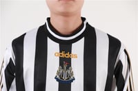 طقم نيوكاسل يونايتد موسم 1998-1999 كم طويل