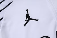 طقم تدريب شتوي باريس سانت جرمان 2025-2026 ابيض