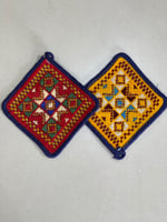 بيز شعبي مربع وجهين ملون بالحبة