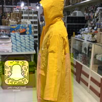 جاكيت واقي مطر عريض مع مخابي وقبع