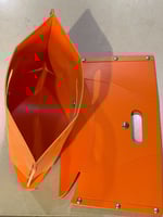 كرسي بلاستيكي قابل للصفط ويستخدم كشنطة