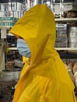 جاكيت واقي مطر عريض مع مخابي وقبع