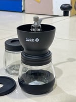 طاحونة يدوية متعددة الطحنات مع علبة قزاز