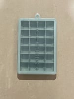 قالب سيلكون لصناعة مكعبات الثلج 24 قطعة مع غطاء