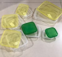 علب بلاستيك مناسبة للمكسرات وغيرها