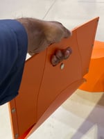 كرسي بلاستيكي قابل للصفط ويستخدم كشنطة