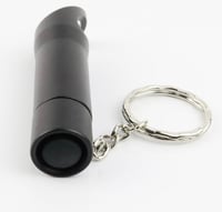 كشاف صغير مع ميدالية ومفك علبة الببسي