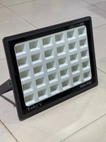 كشاف وكبس اضاءة ليد تعمل على الكهرباء 220 فولت