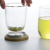 كوب شاي وفلتر زجاجي مع غطاء من الخيزران