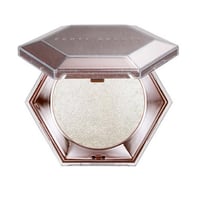 اضاءه هايلايتر بودرة دياموند بومب من فنتي بيوتي