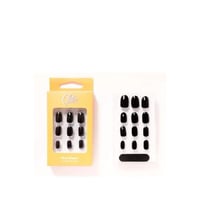 أظافر تركيب من جليتز لون اسود لامع