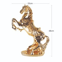 مجسم حصان ذهبي اللون