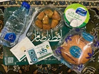 توزيع وجبة إفطار صائم (واحدة) في الحرم النبوي