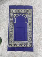 توزيع (سجادة صلاة للجيب) على الحجاج وزوار الحرم ال...