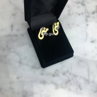 حلق مطلي ذهب مع فص زيركون