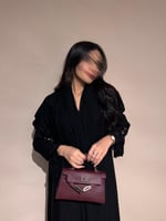 بكج عباية بأكمام من الشيفون و طقم أسود تحت العباية...