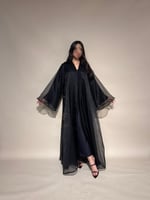عباية سوداء كلوش تفتة حرير بالورد البارز -6172