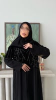 بكج عباية سوداء ربع كلوش بتداخل قماش المخمل و فستا...