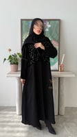بكج عباية سوداء ربع كلوش بتداخل قماش المخمل و فستا...