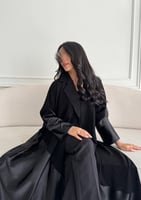 بكج عباية سوداء بياقة رسمية كلوش و فستان تحت العبا...