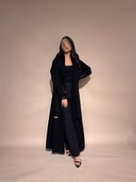 بكج عباية بأكمام من الشيفون و طقم أسود تحت العباية...
